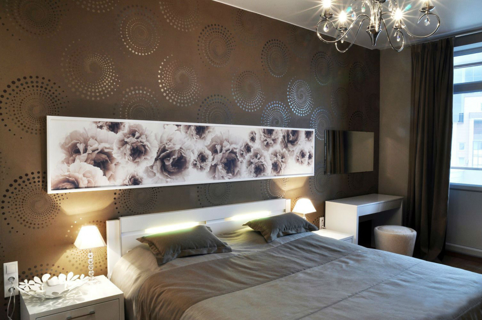 Коричневые обои в интерьере спальни