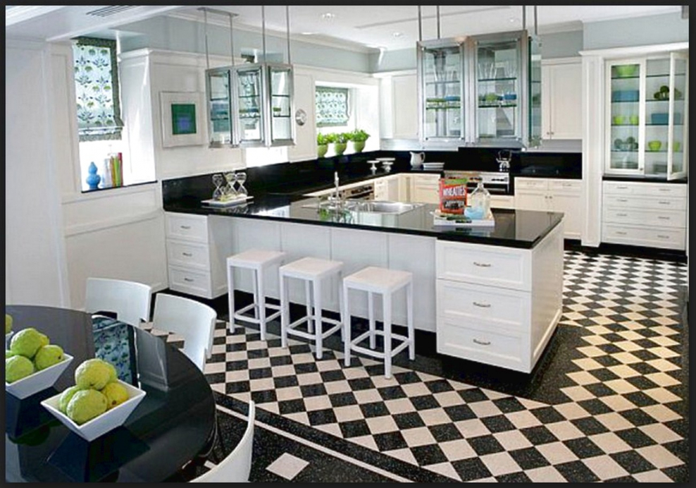Шахматный пол на кухне