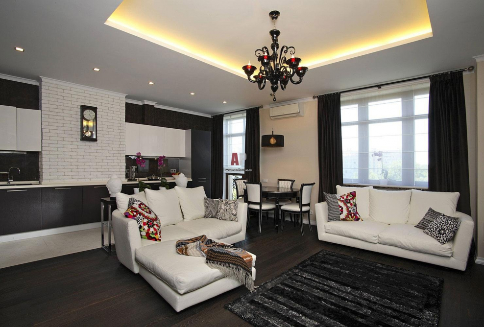 Черная люстра в интерьере гостиной