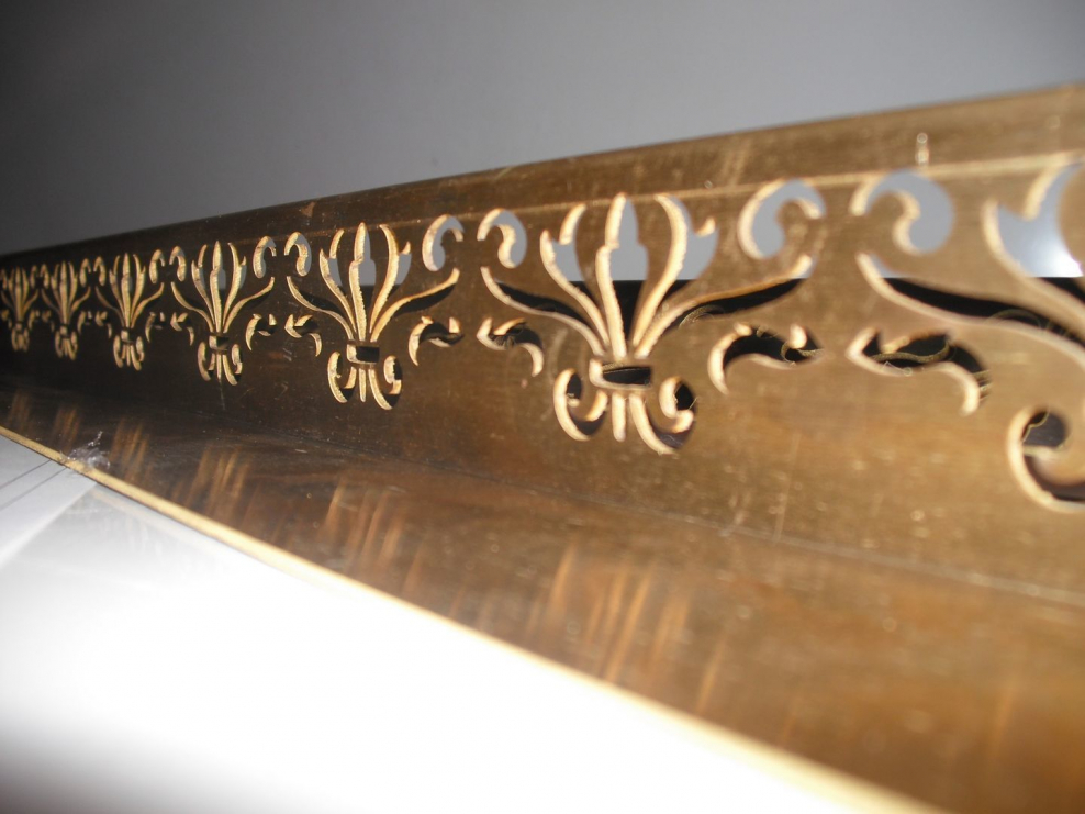 Панели с латунными вставками на стену