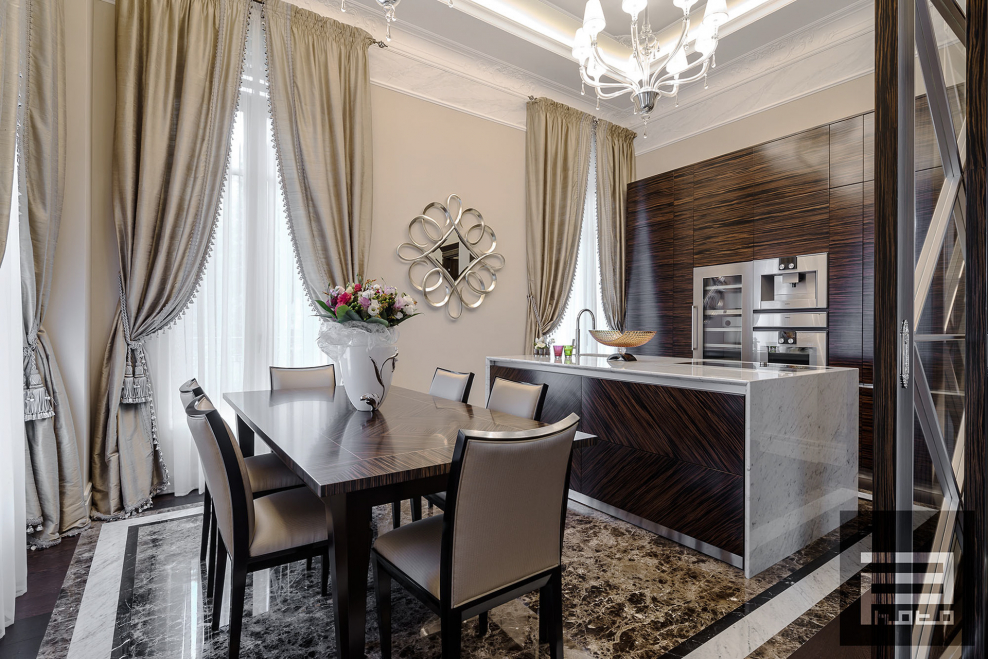 Шторы на коричневую кухню в классическом стиле