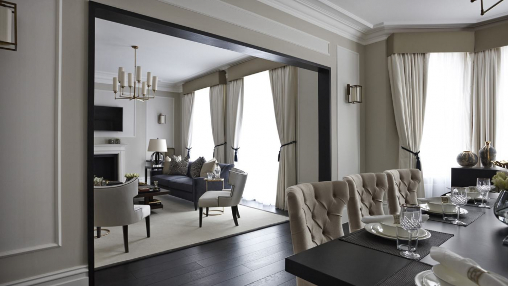 Столовая гостиная с французскими окнами