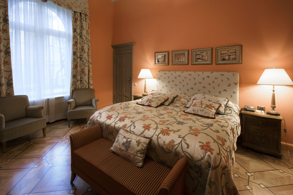 Спальня в осенних тонах