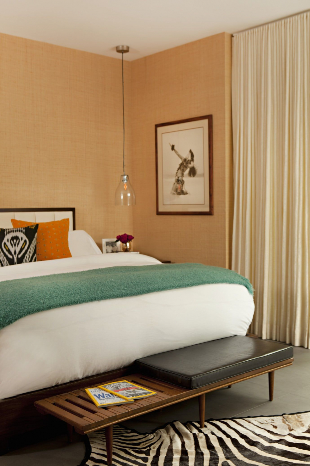 Спальня в зелено персиковых тонах