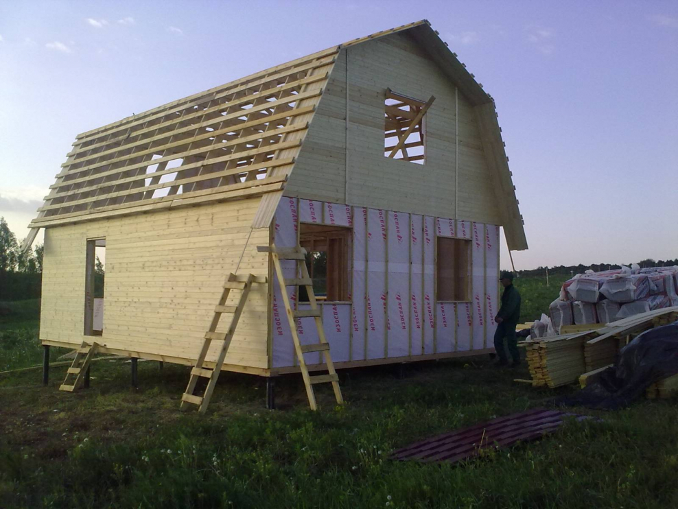 Дом с ломаной мансардной крышей