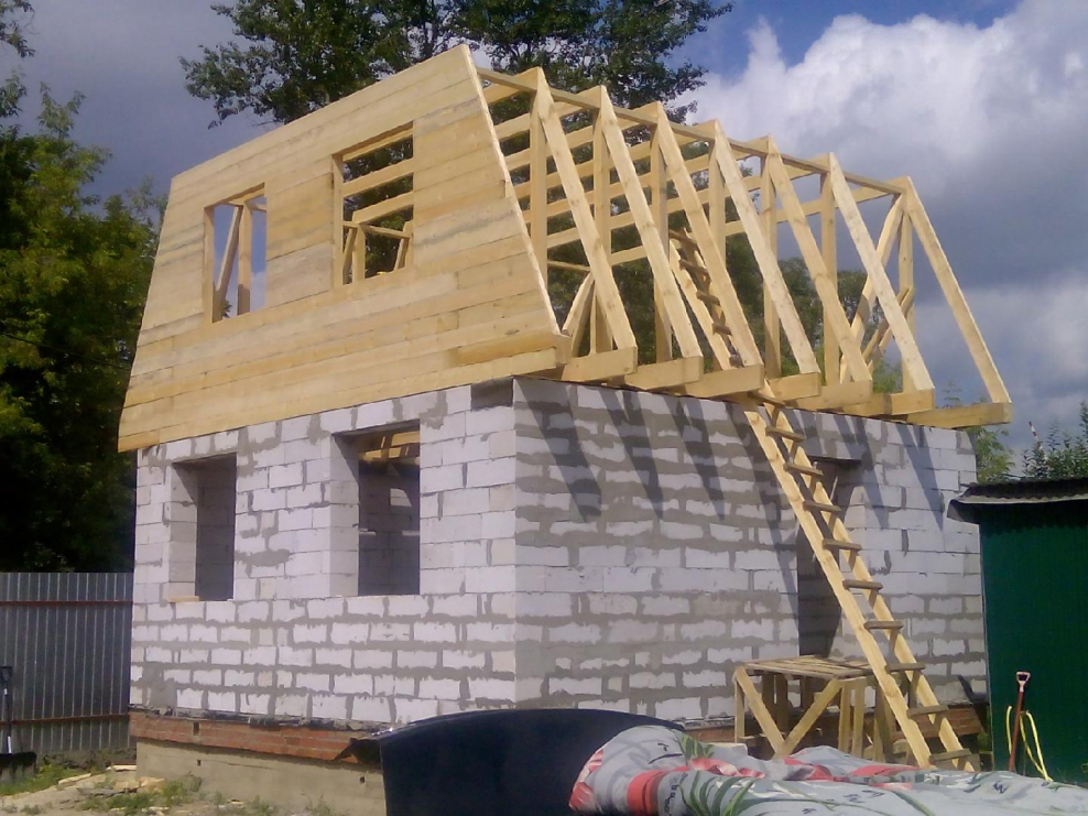 Постройки домов с мансардной крышей