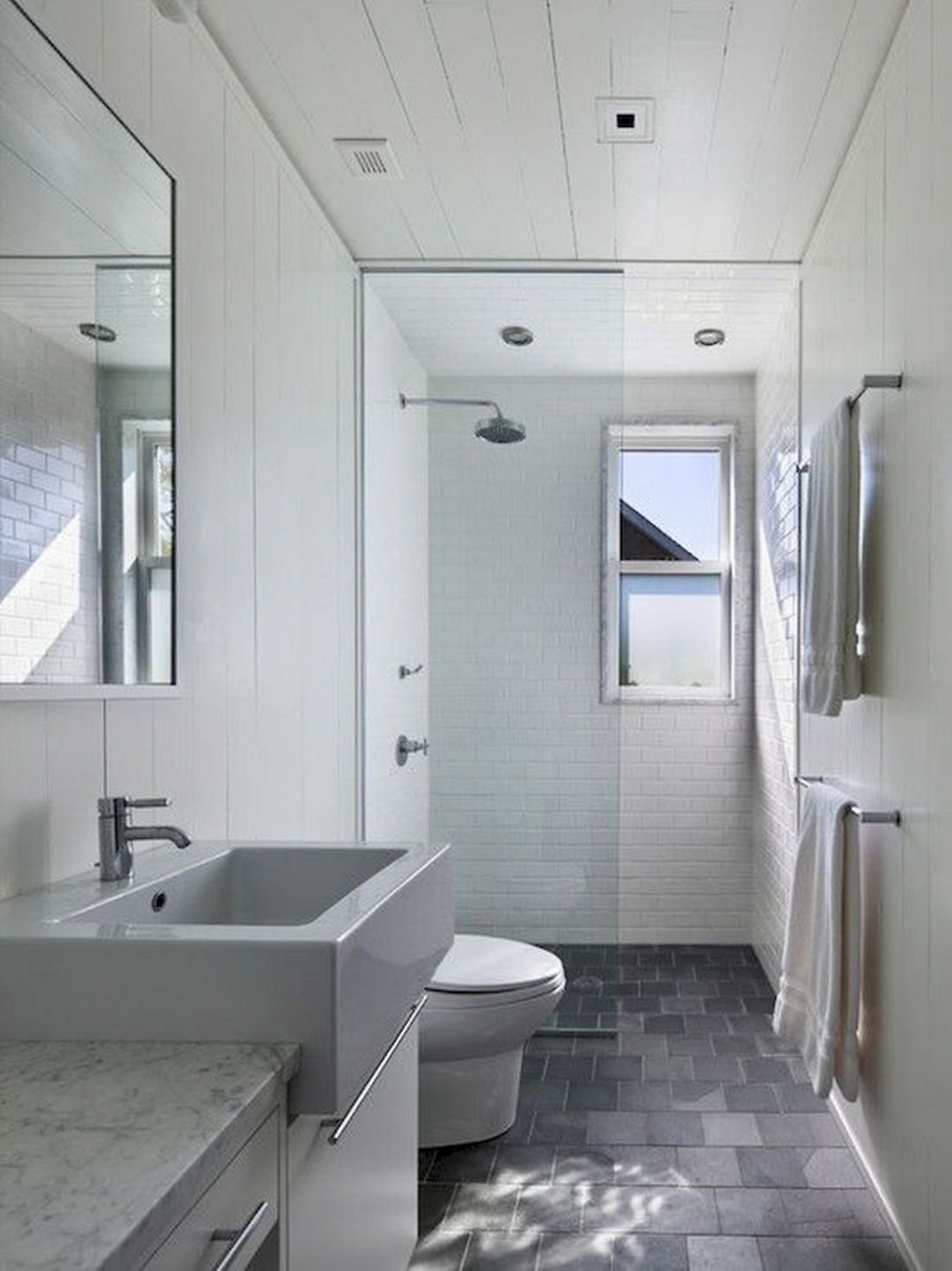 Маленькая вытянутая ванная комната