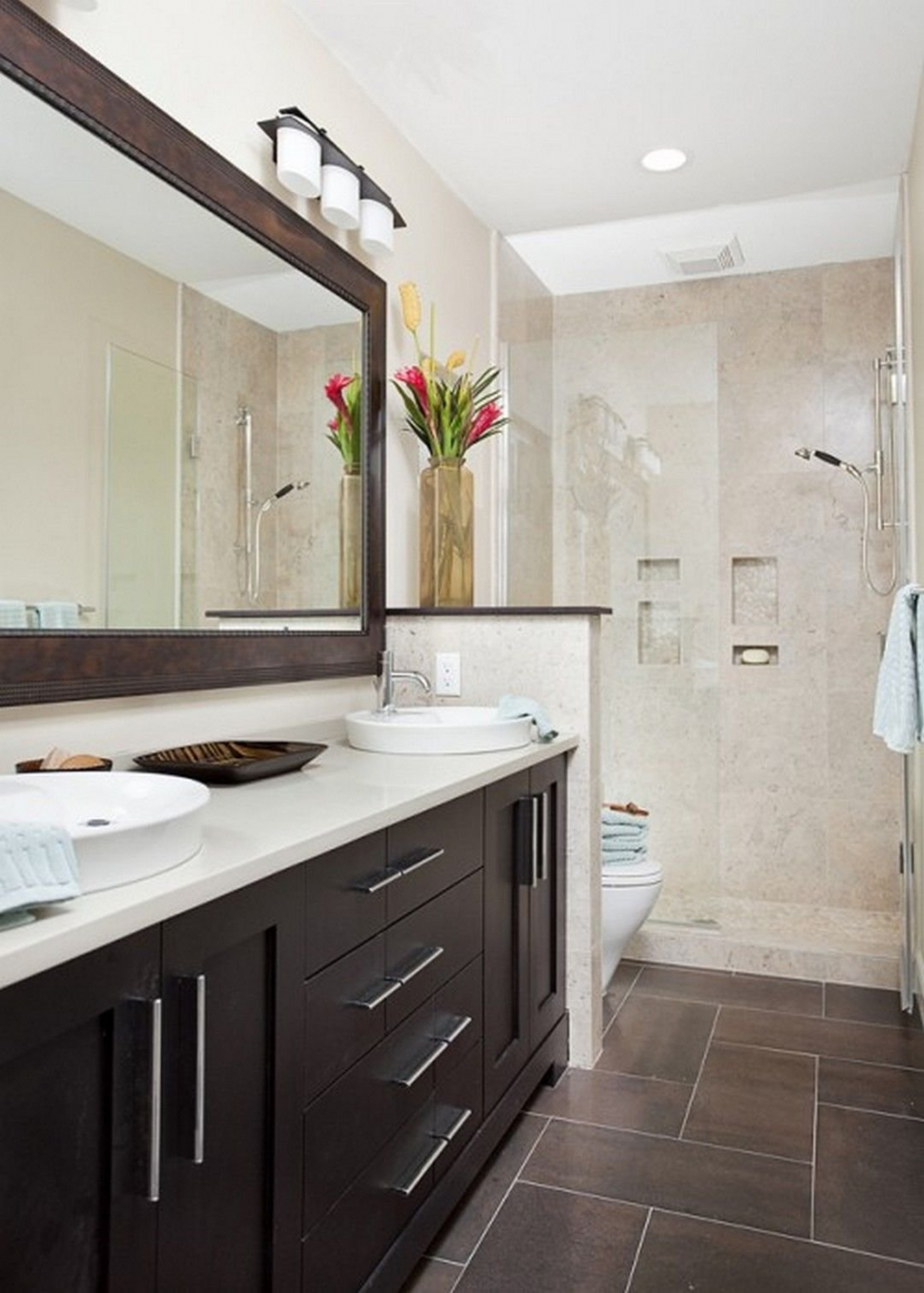 Узкая душевая с туалетом