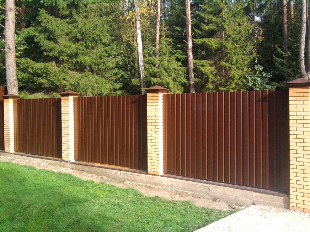 Красивый забор из профнастила