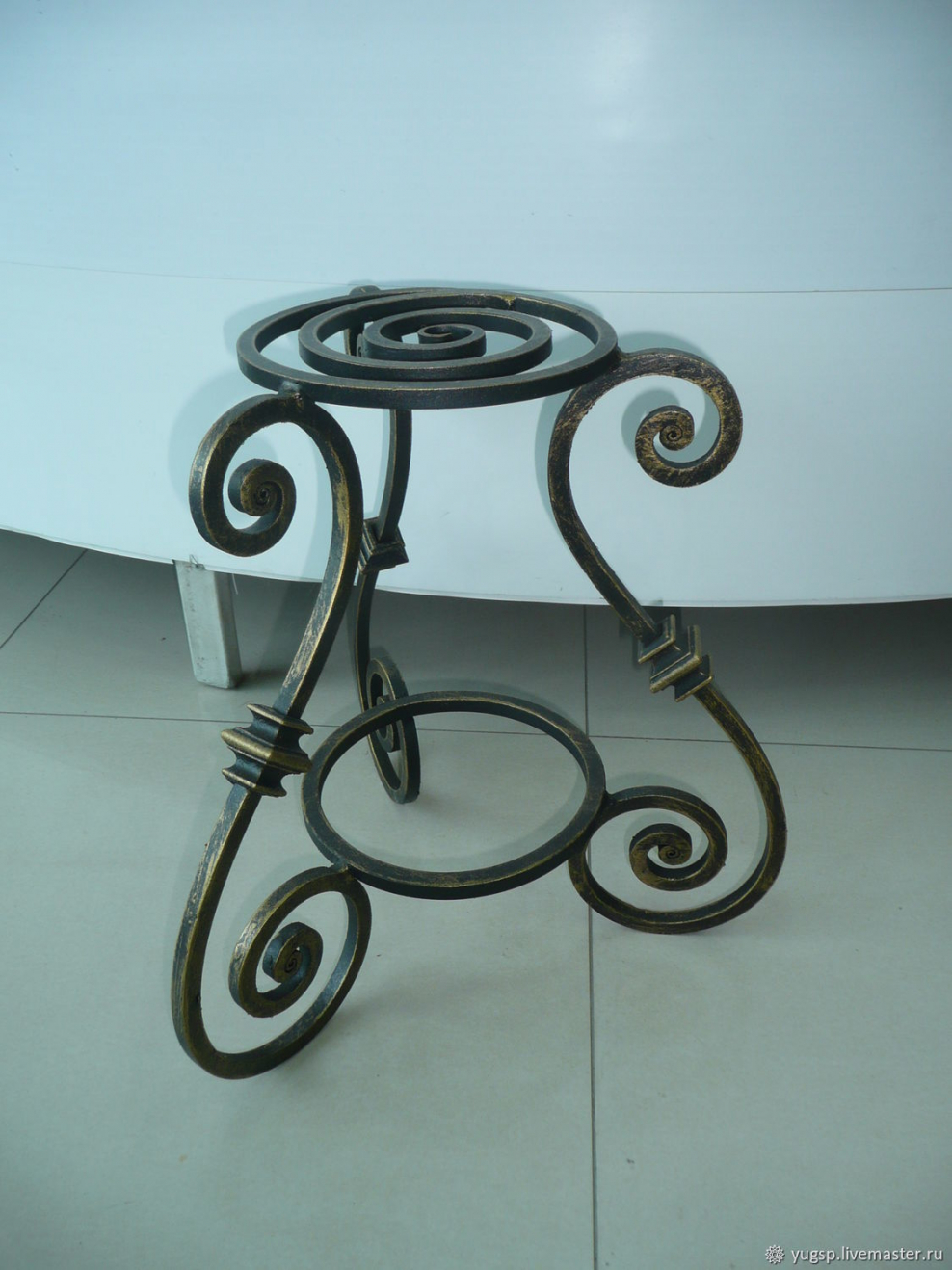 Кованная подставка для цветов