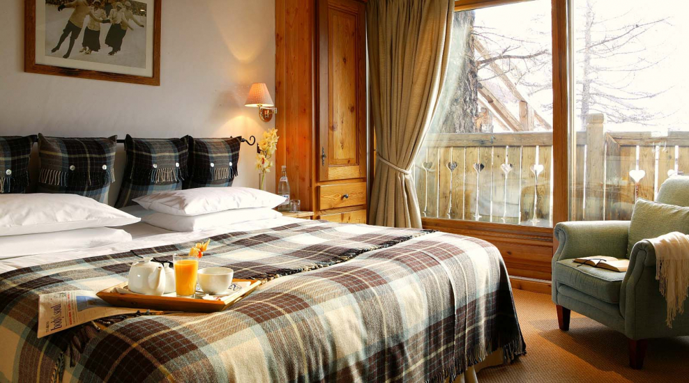 Кровать двуспальная в стиле Шале в дом