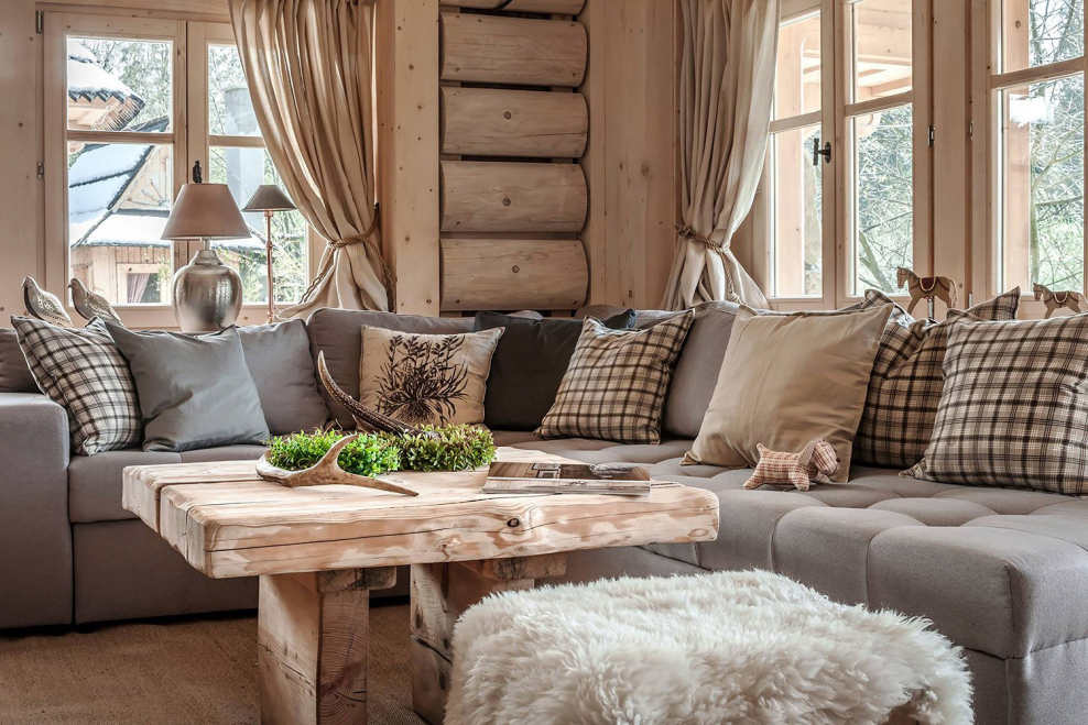 Диван в деревенском стиле