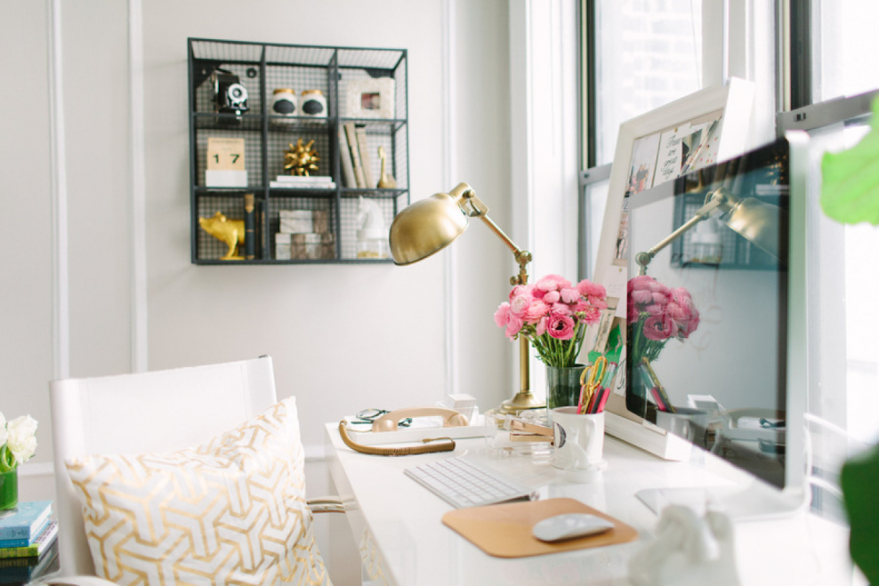 Уютное и красивое рабочее место в офисе