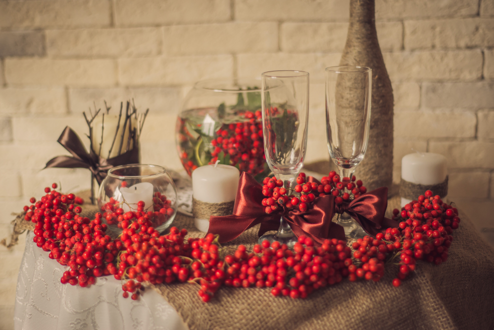 Сервировка стола с рябиной