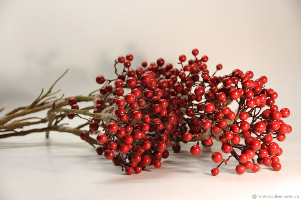 Искусственная ветка с ягодами