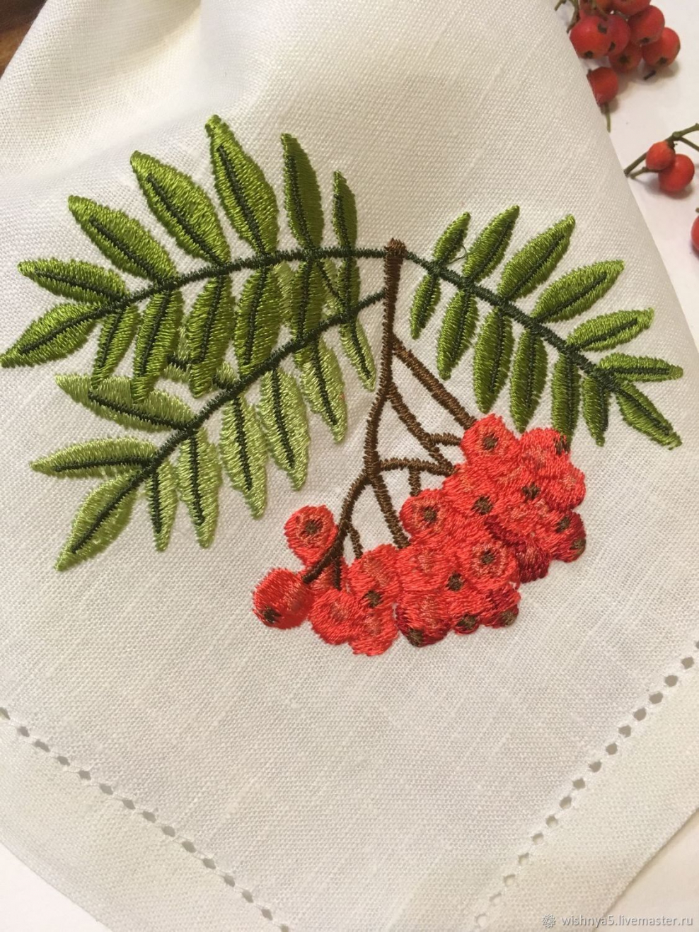 Осенний венок с рябиной