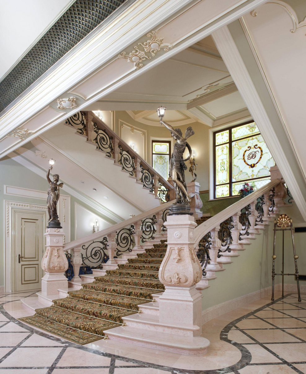 Интерьер холла с лестницей