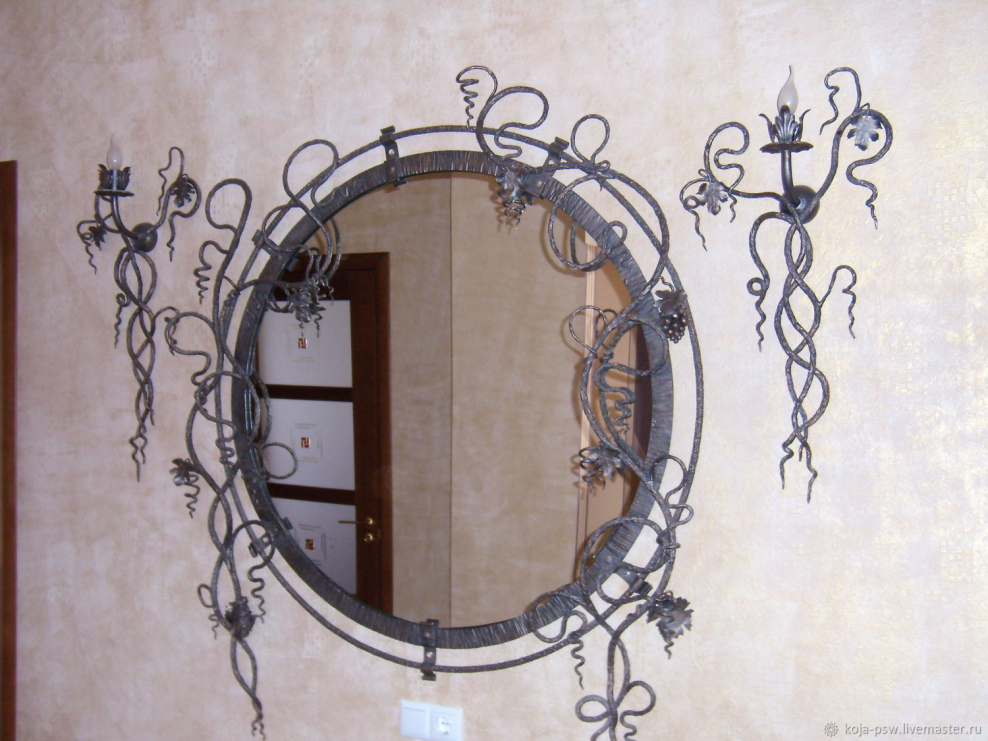 Зеркало в кованной оправе