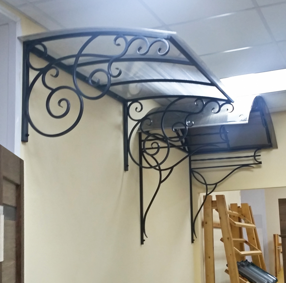 Металлический козырек над крыльцом