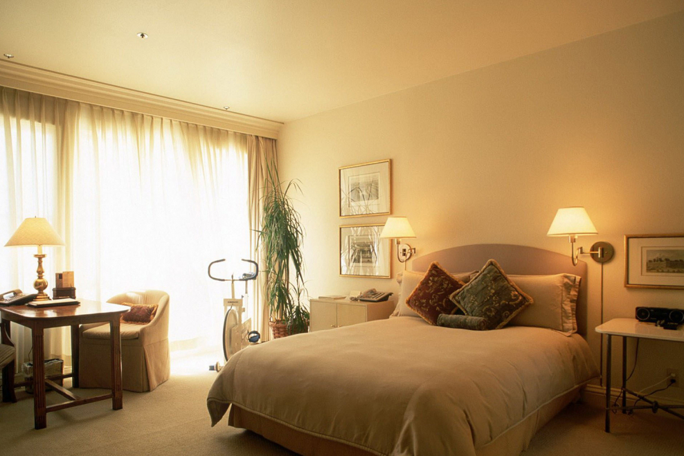 Комната с бежевыми стенами