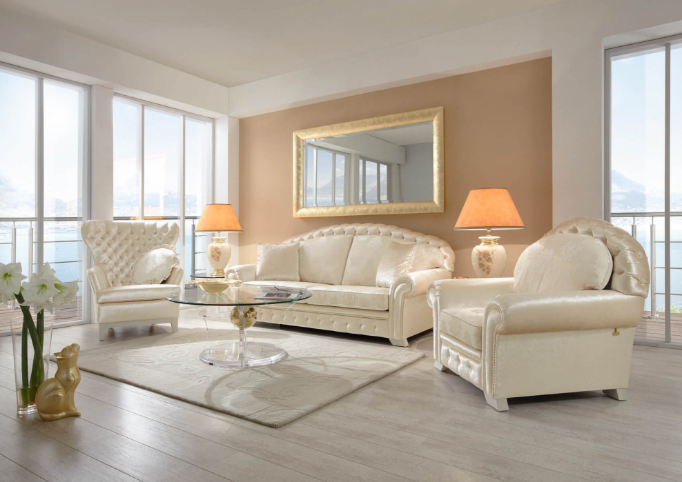 Диван карамельного цвета в интерьере