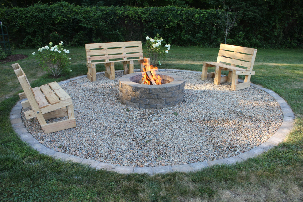 Лавочки вокруг костра