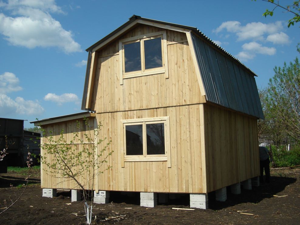 Домик из бытовки