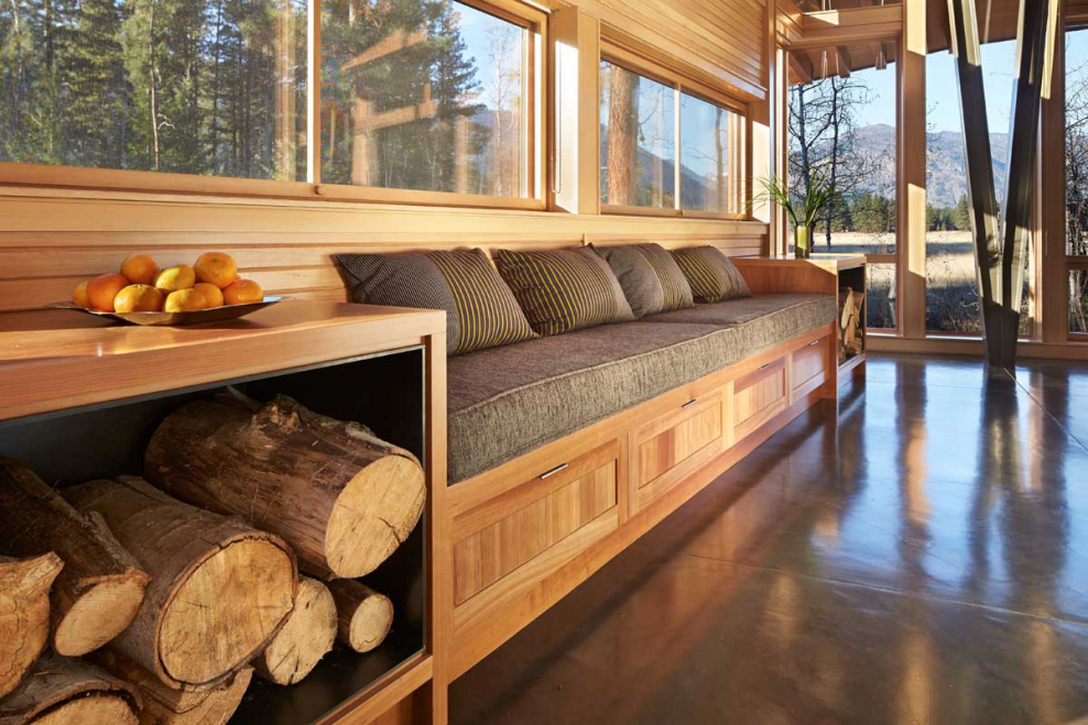 Современный интерьер дома деревянный в лесу