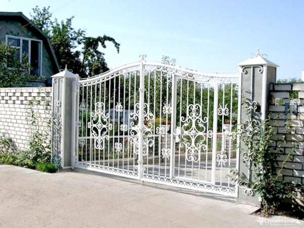 Белый кованый забор