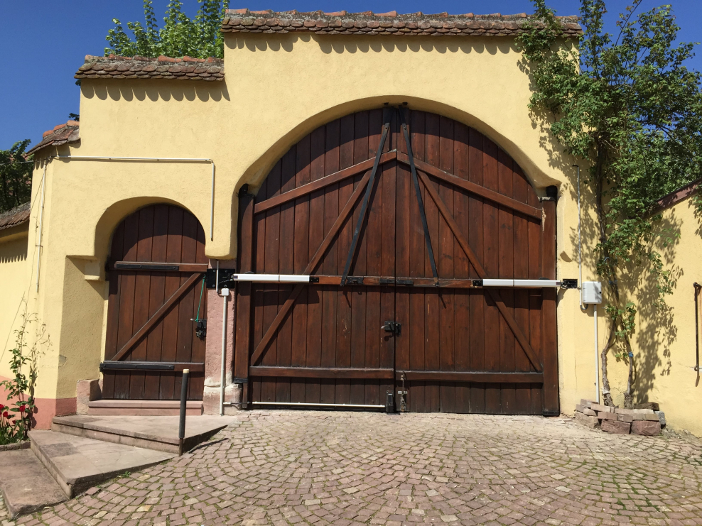 Деревянные ворота в дом итальянские