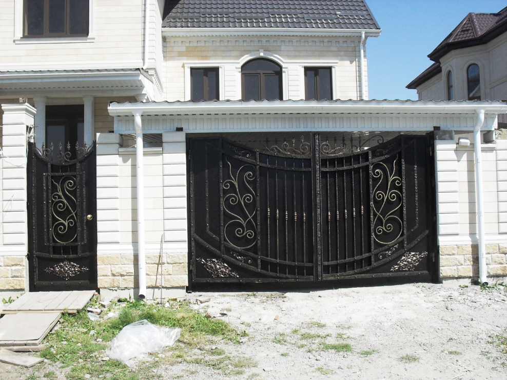 Высокие ворота для частного дома