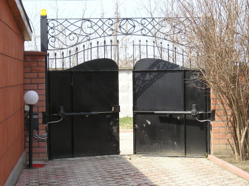 Распашные ворота с калиткой DOORHAN