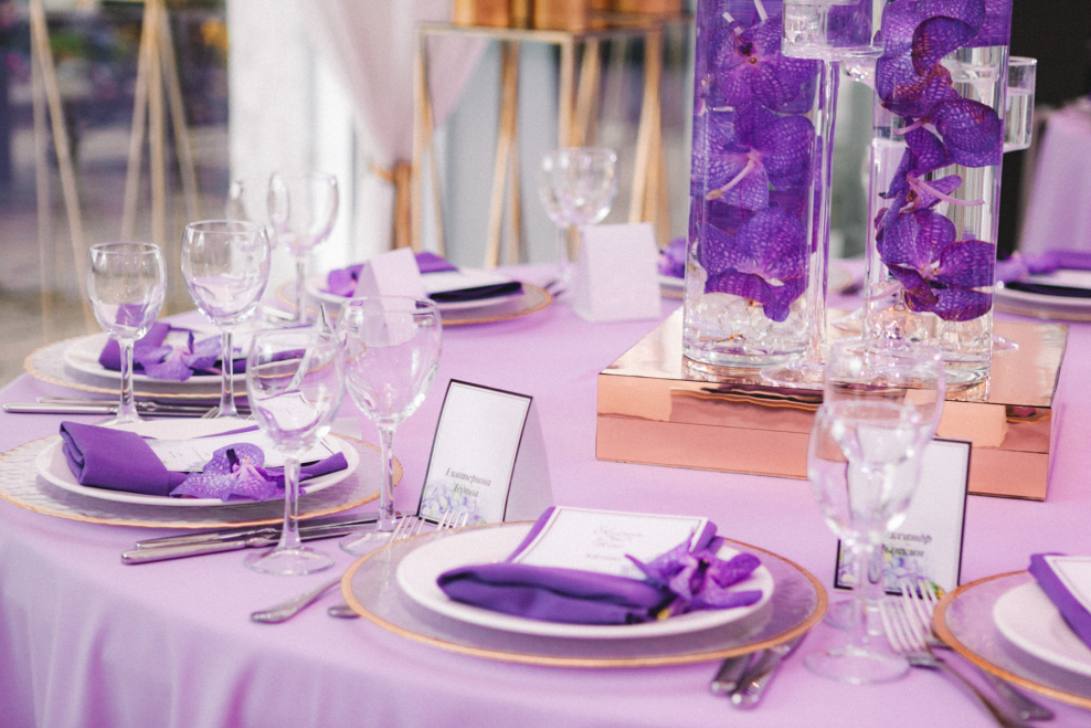 Сервировка в фиолетовых тонах
