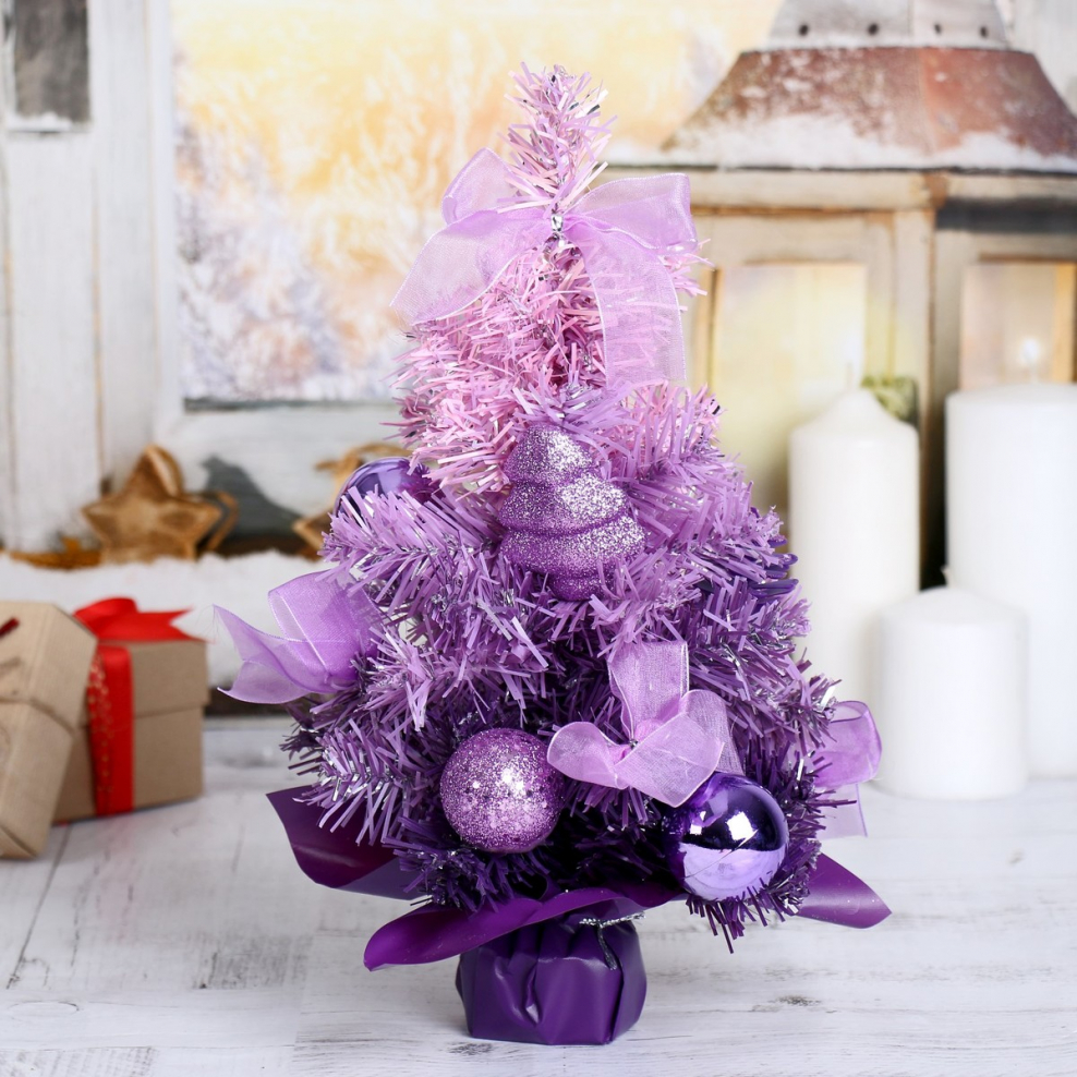 Новогодняя елка в сиреневых тонах