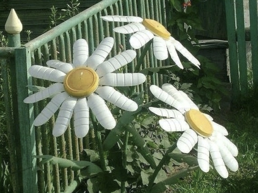 Украшения для сада из бутылок