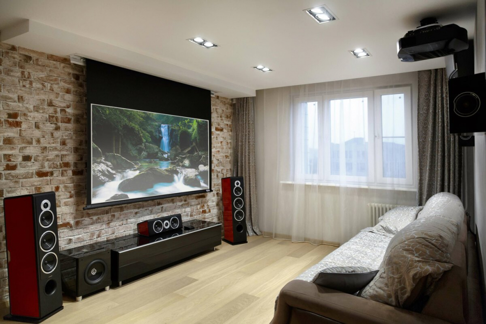 Зал с большим телевизором