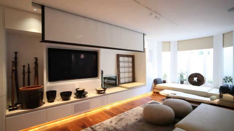 Экран для проектора в гостиной