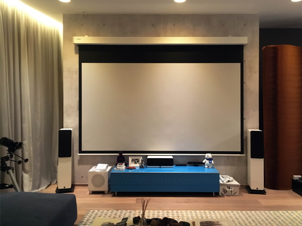 Экран для проектора на стене