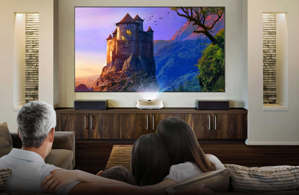 Экран для проектора в гостиной