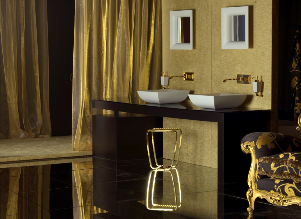 Ванная комната с золотыми смесителями