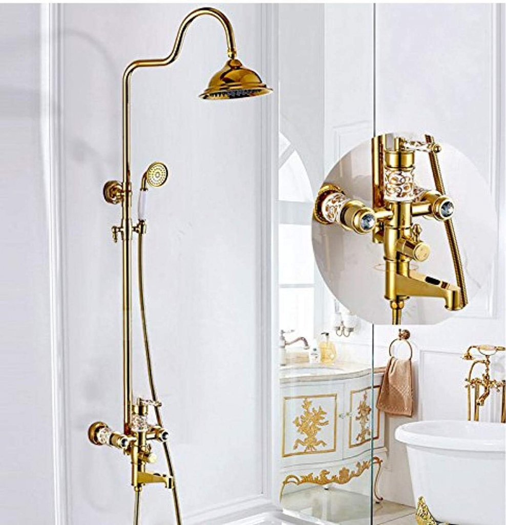 Ванная комната с золотыми смесителями