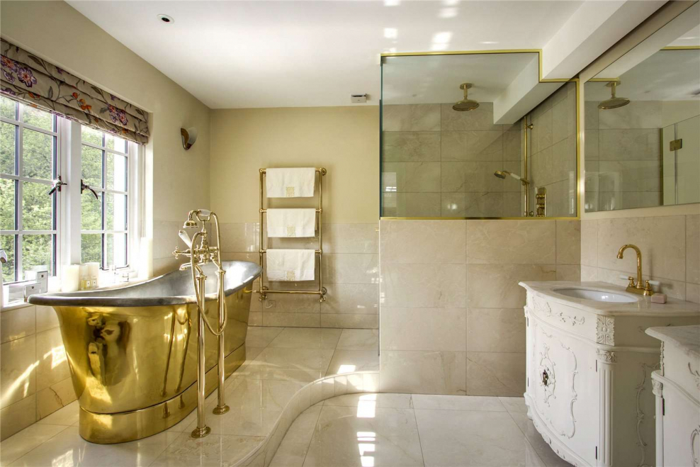 Ванная комната с золотыми смесителями