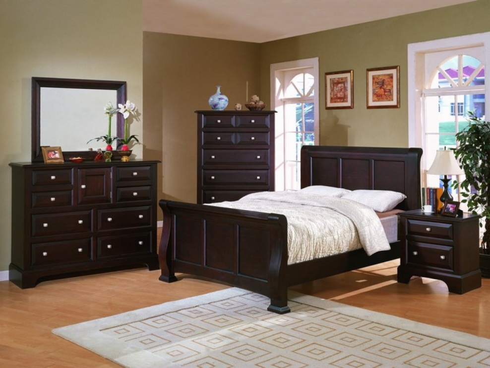 Спальня с коричневой мебелью