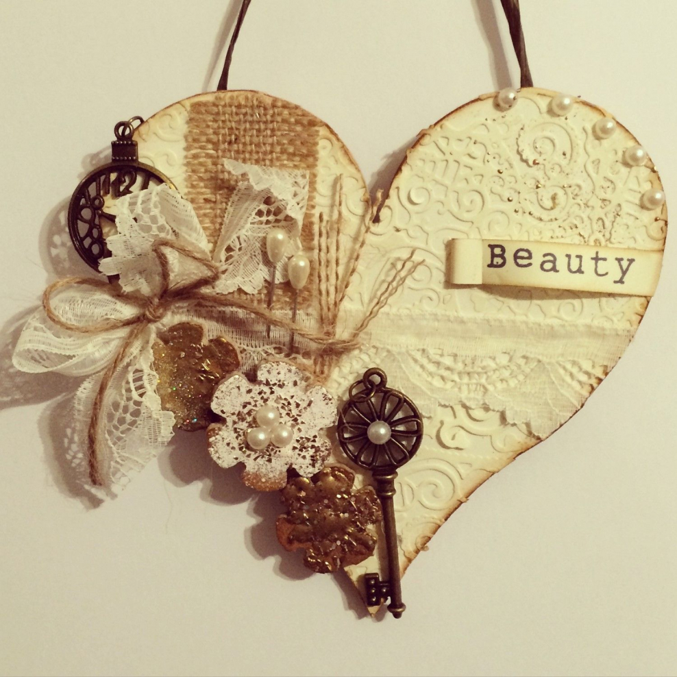 Декор деревянных сердечек в винтажном стиле