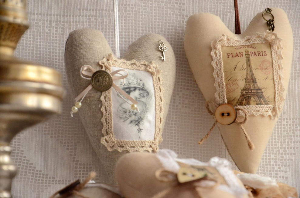 Декор из деревянных сердечек