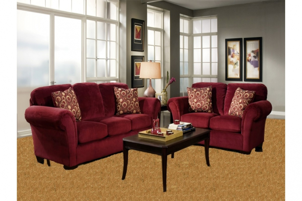 Бордовый диван в гостиной