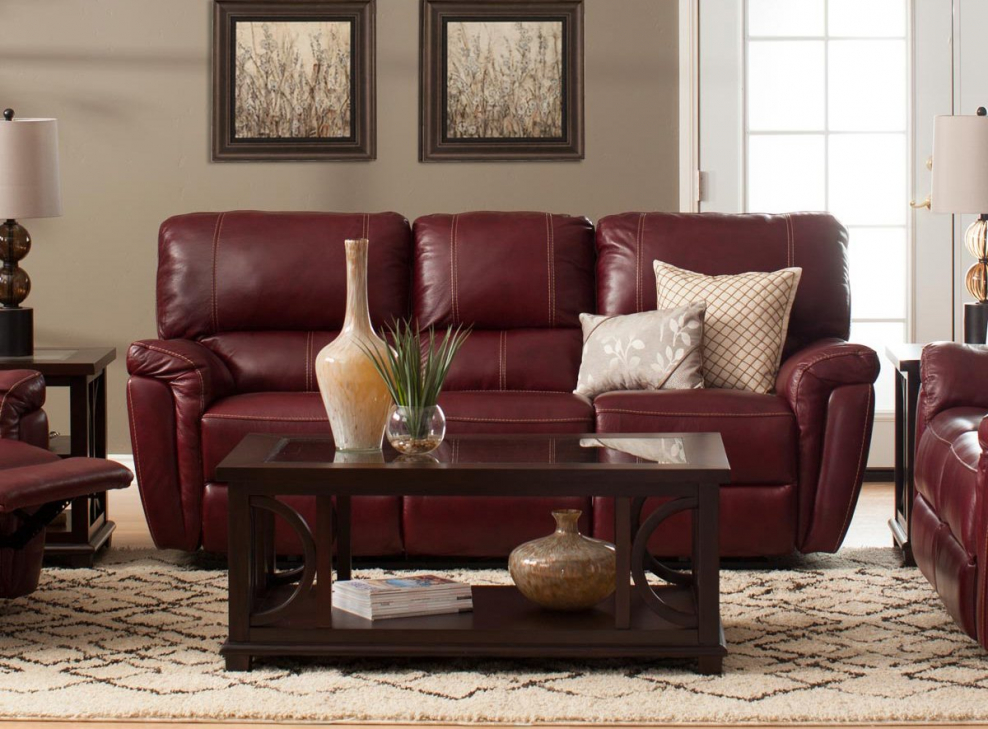 Бордовый диван в бежевом интерьере