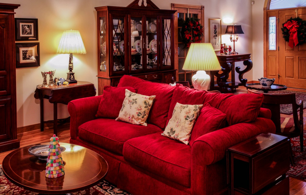 Гостиная с красным диваном