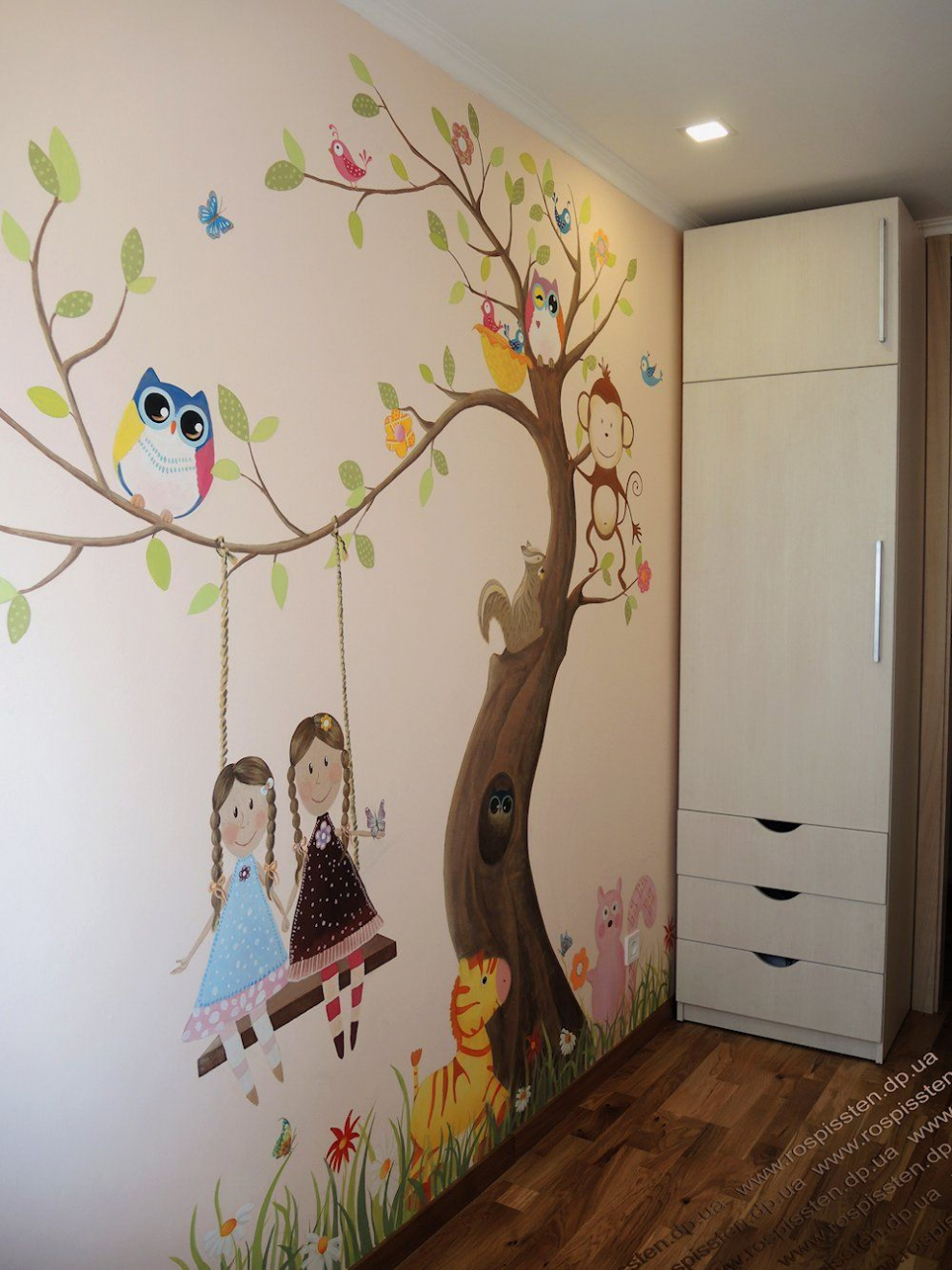 Роспись стен в детской комнате