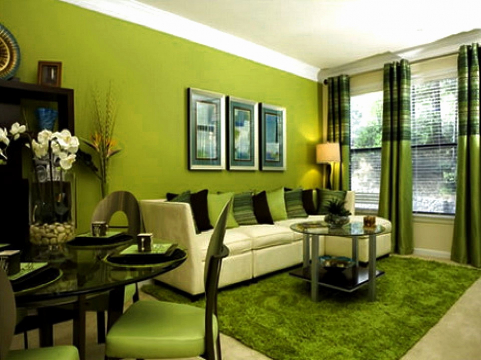 Фисташковые обои в гостиной